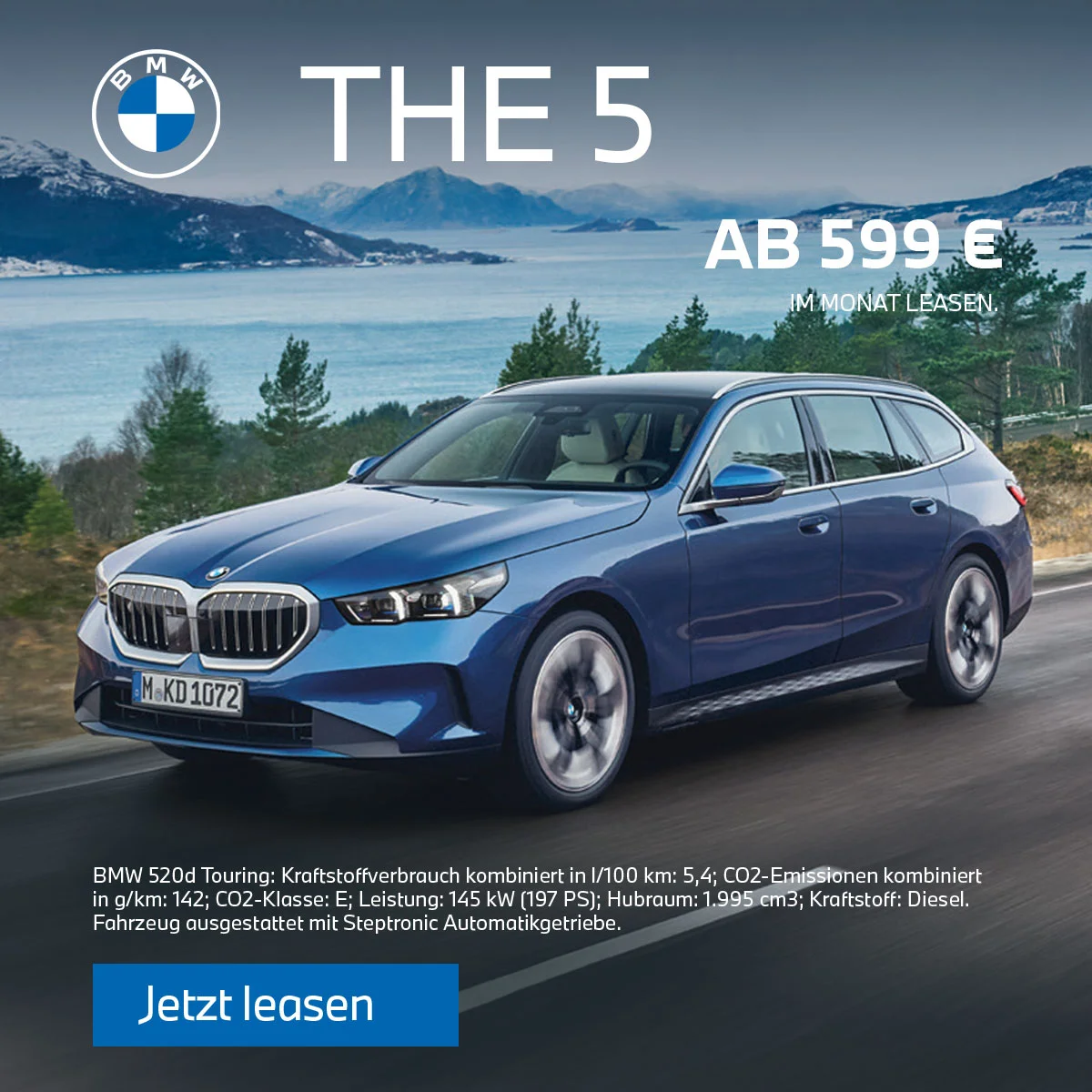 BMW 520i Touring – Privatleasing ab 599 € monatlich bei der BMW Wahl-Group. Blauer BMW 520i Touring fährt entlang eines Fjords – Privatleasing ab 599 € monatlich bei der Wahl-Group.
