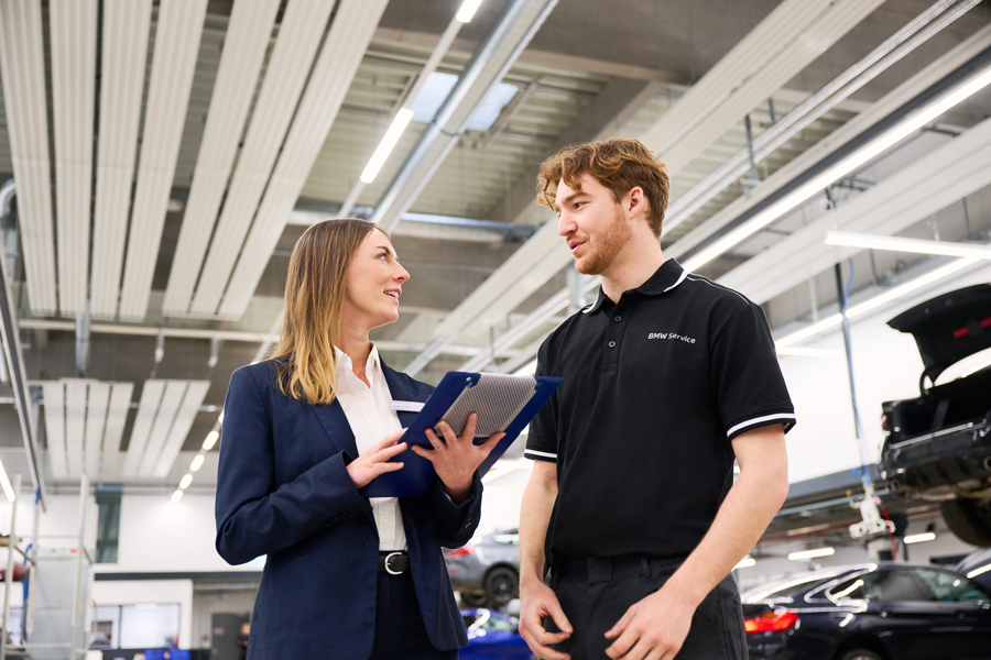 Serviceberaterin und Serviceberater der Wahl-Group beraten zu BMW Winterkompletträdern