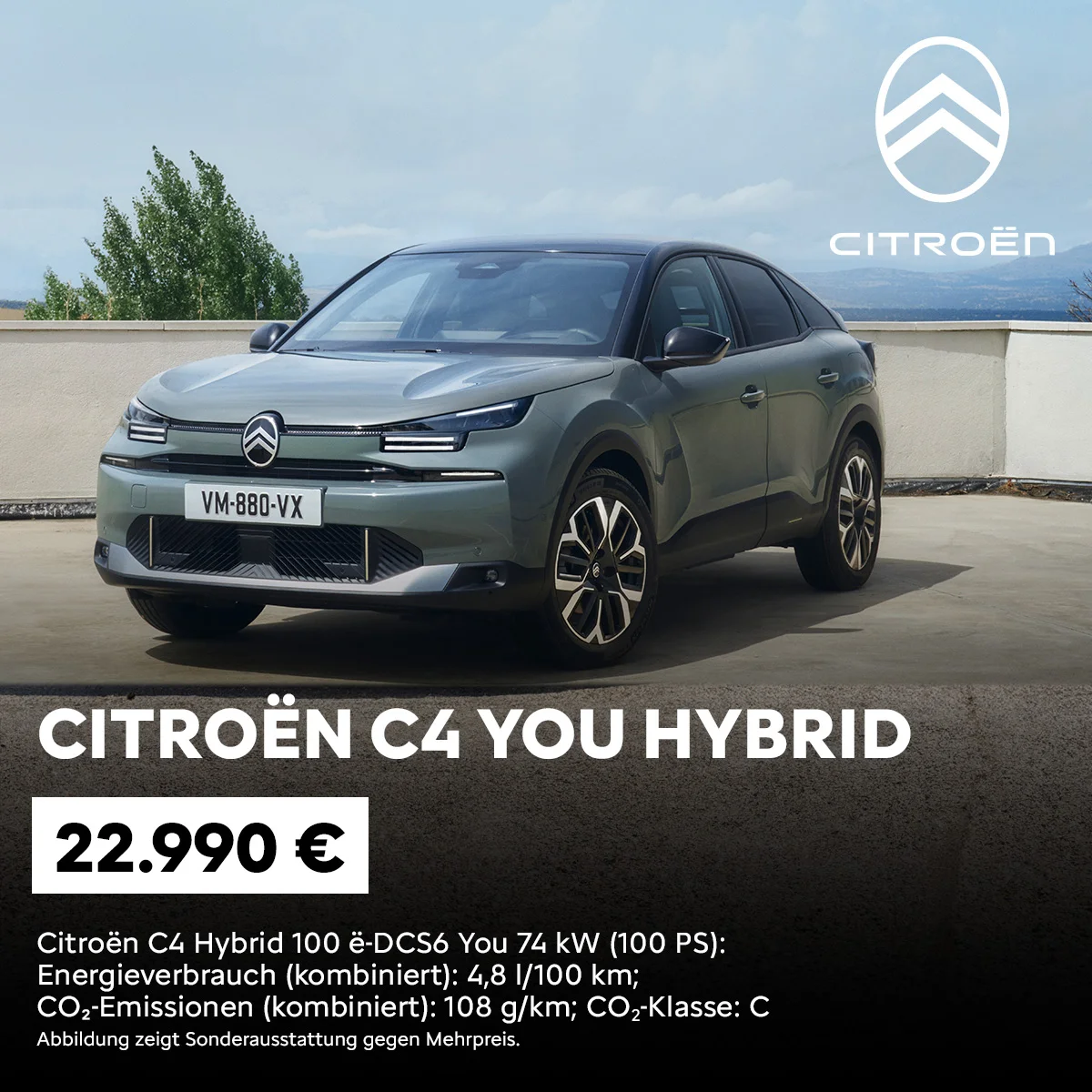 Der Citroën C4 YOU Hybrid in elegantem Graumetallic präsentiert sein dynamisches Crossover-Design mit LED-Scheinwerfern und markanten Leichtmetallfelgen auf einer Aussichtsplattform.